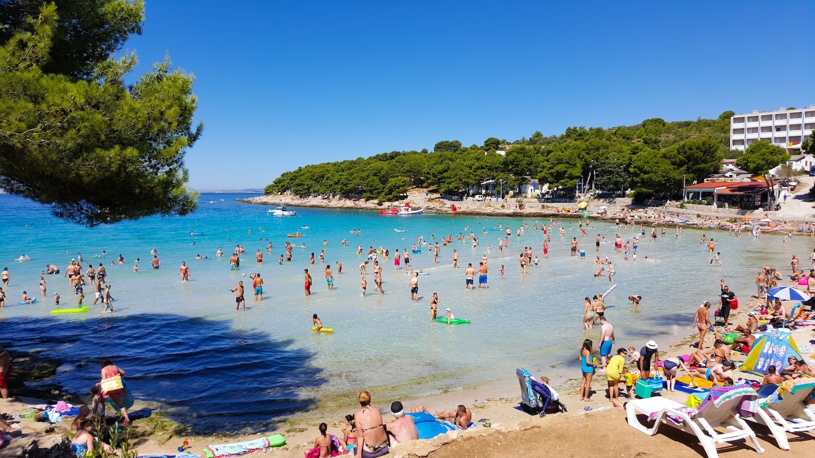 Un affollata spiaggia di turisti sull’isola di Murter