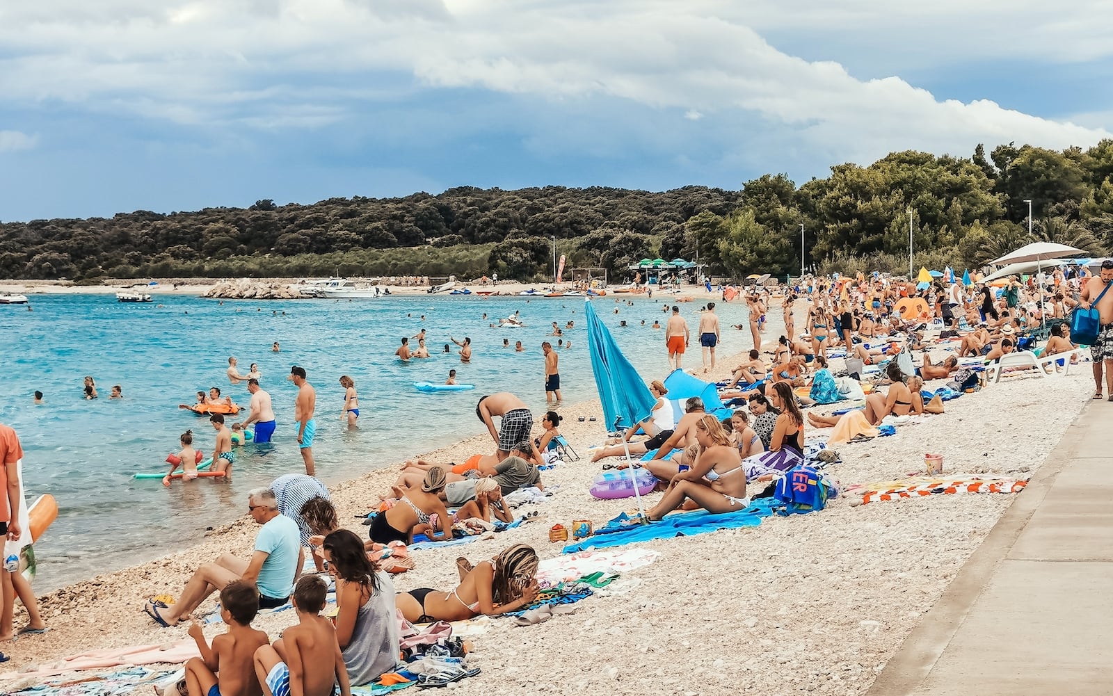 Una spiaggia piena di turisti a Novalja sull’isola di Pag.