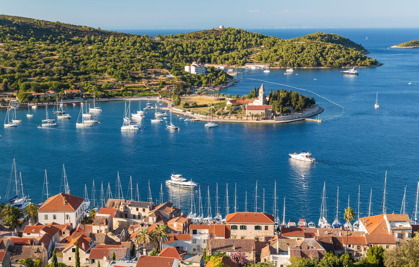 Vista del porto e del monastero francescano sull’isola di Vis